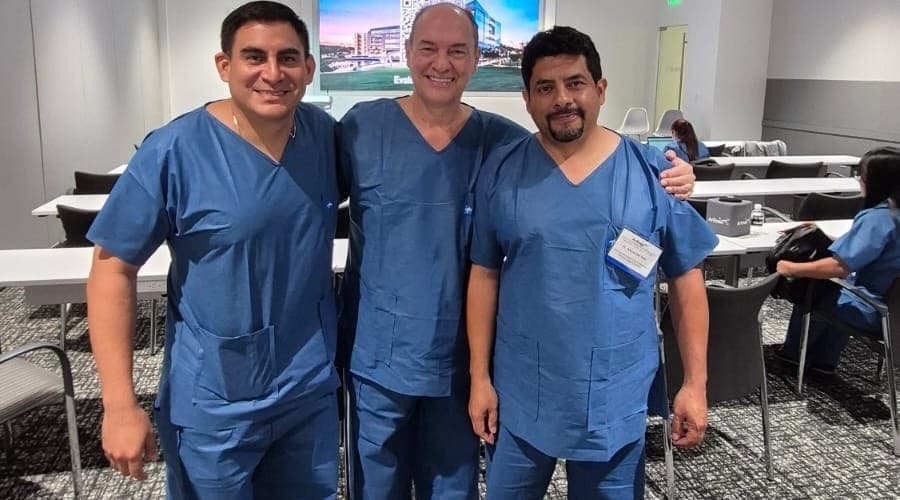 Liderazgo en Cirugía MIS: Dr. Alexander Soto como Instructor Internacional en Arthrex
